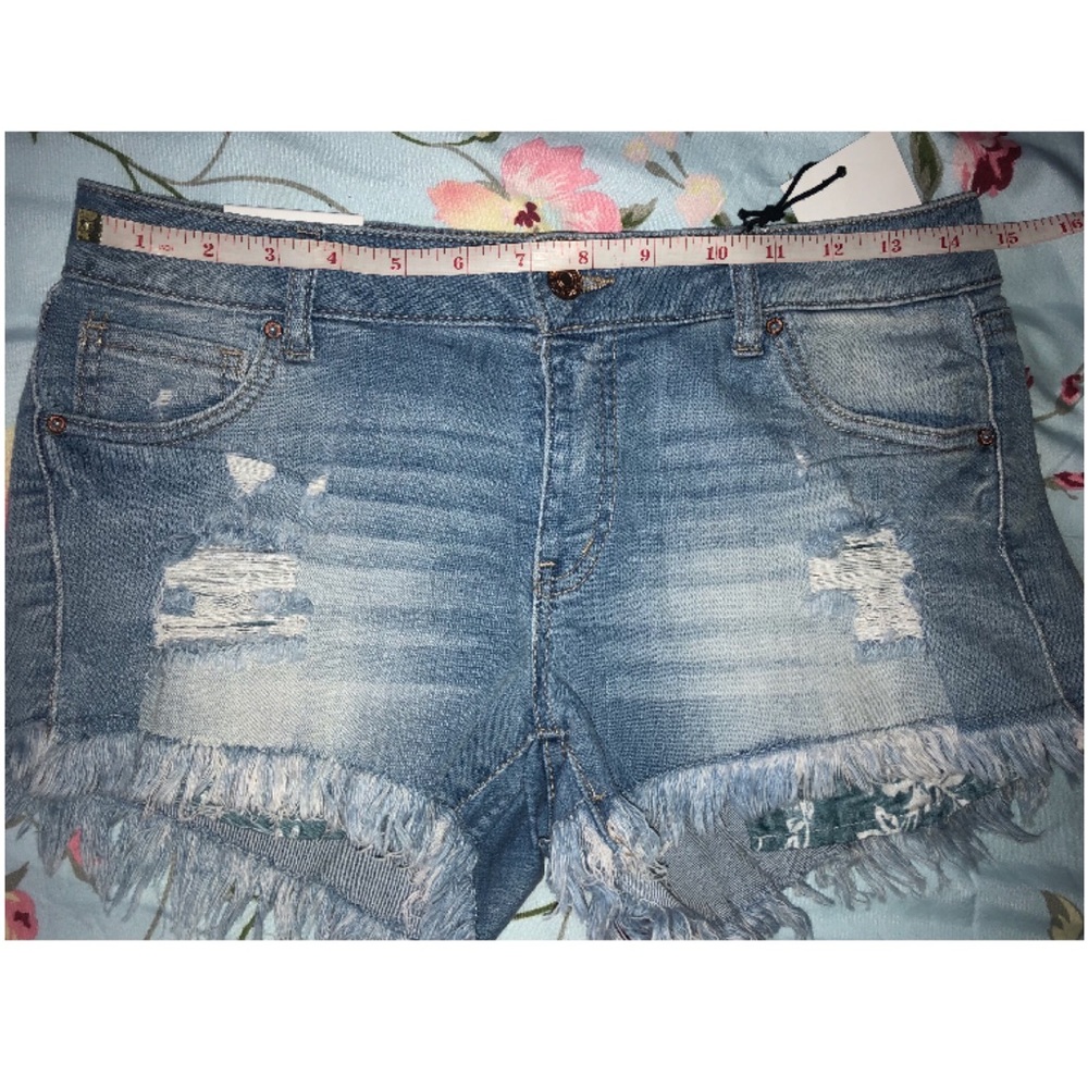 FOREVER 21 Low Rise Distressed Shorts - Picture 5 of 7